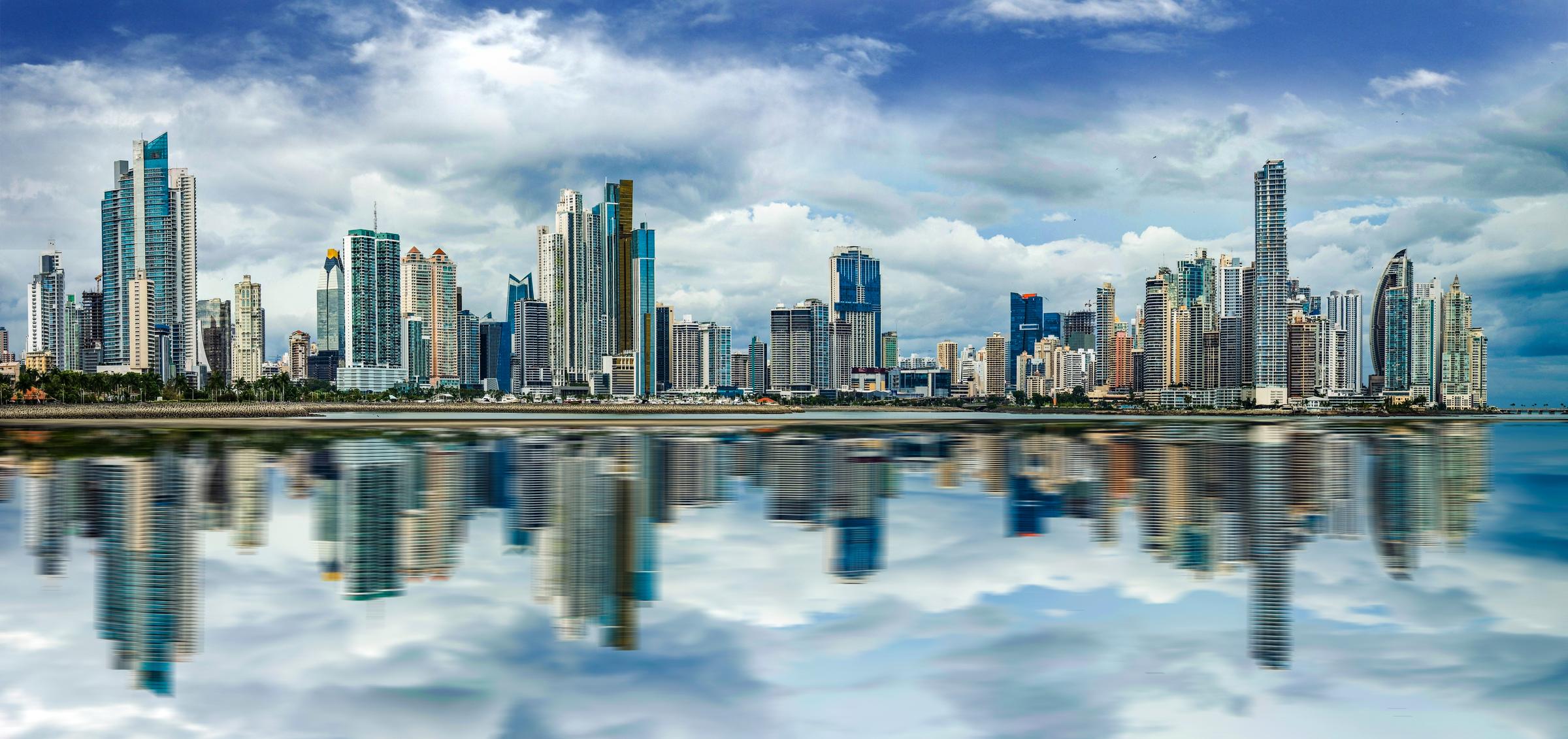 Skyline de la Ciudad de Panamá reflejado en la bahía